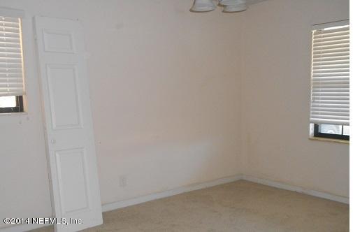 5919 Ridgeway Road East Jacksonville, FL 32244 - Photo 3 of 14 a room that has a window in it