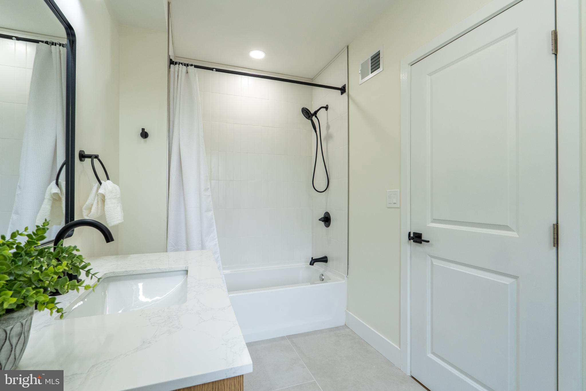 622 McClellan Street Philadelphia, PA 19148 - Photo 26 of 52 a bathroom with a tub shower and a sink