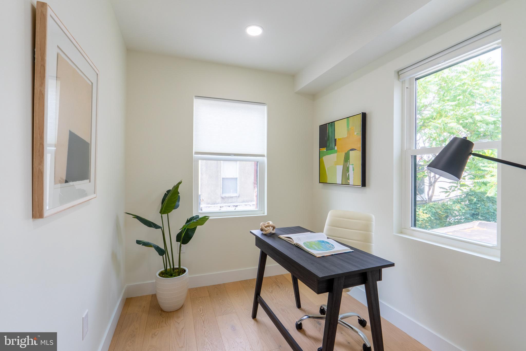 622 McClellan Street Philadelphia, PA 19148 - Photo 28 of 52 a living room with furniture and a window