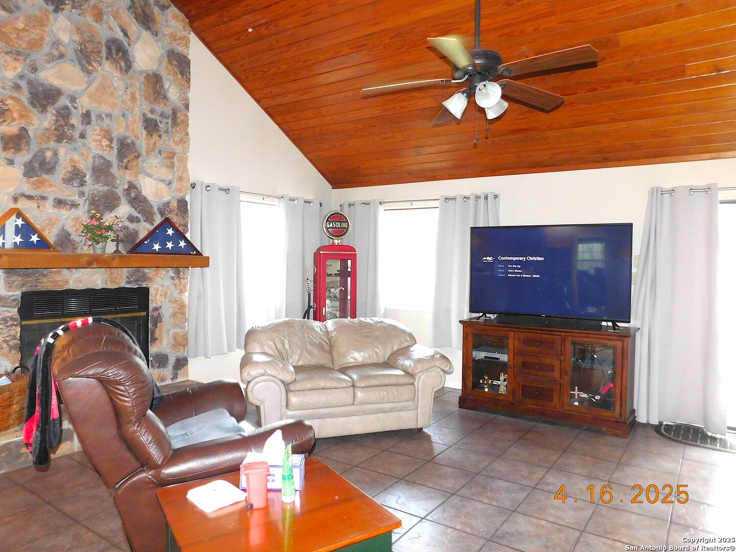 525 Cherry Ridge Floresville, TX 78114 - Photo 11 of 33 a living room with furniture and a fireplace