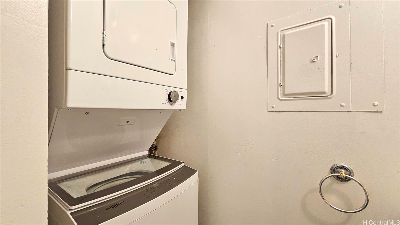 3045 Ala Napuaa Place, Unit 1613 Honolulu, HI 96818 - Photo 11 of 20 a bathroom with a tub