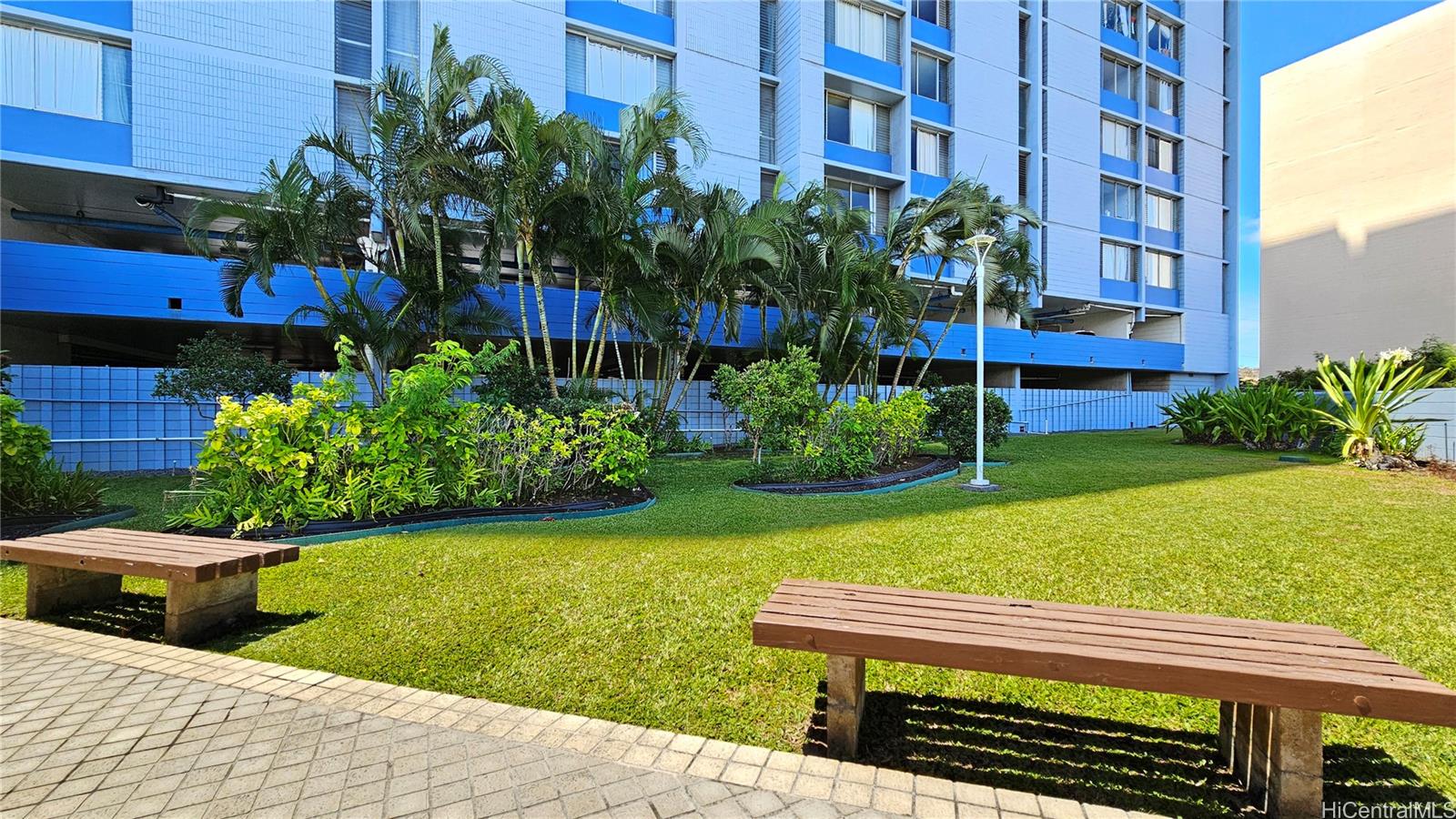 3045 Ala Napuaa Place, Unit 1613 Honolulu, HI 96818 - Photo 18 of 20 a front view of a house with garden
