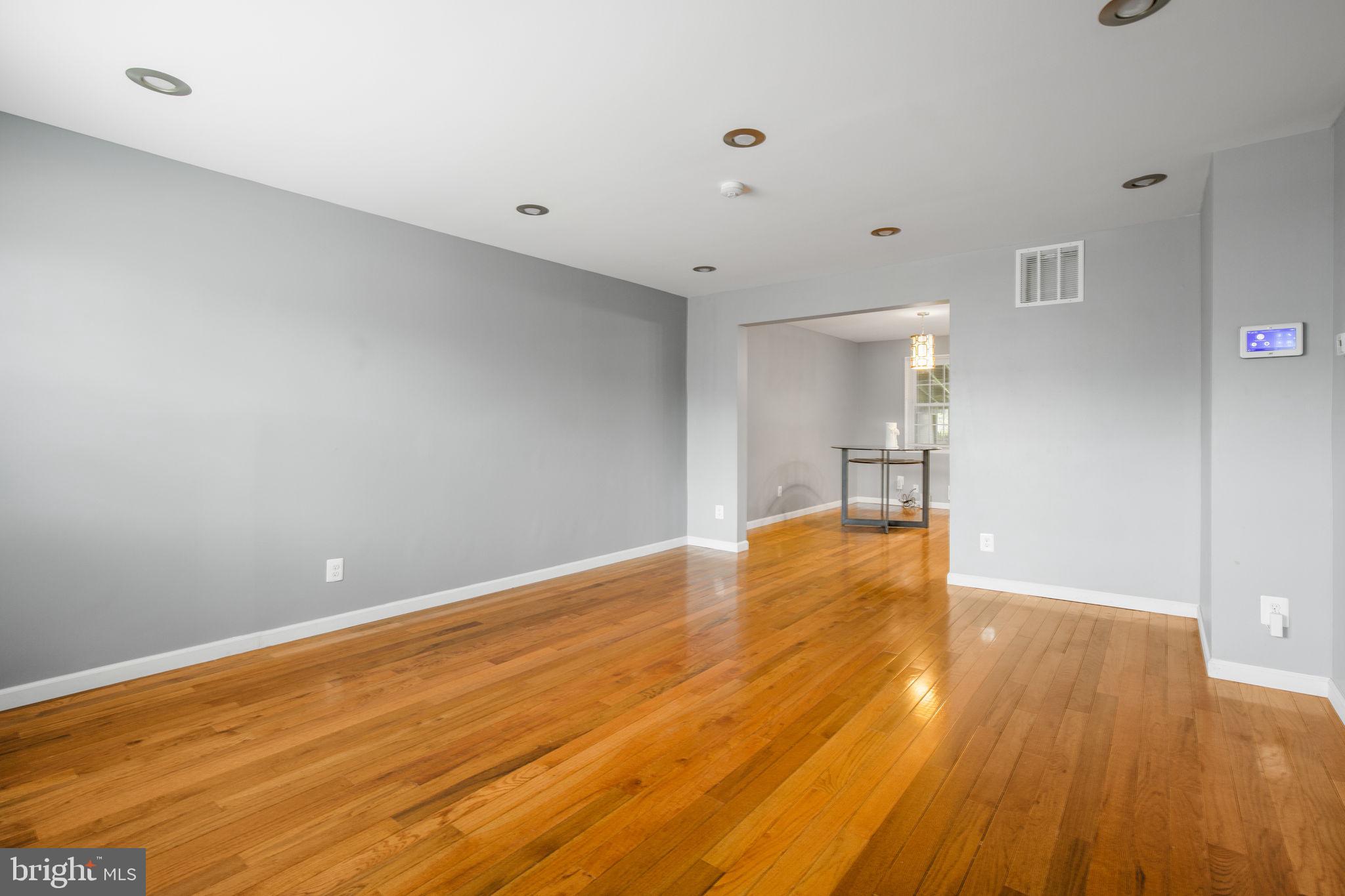 5655 Leiden Road Baltimore, MD 21206 - Photo 2 of 33 Living Room