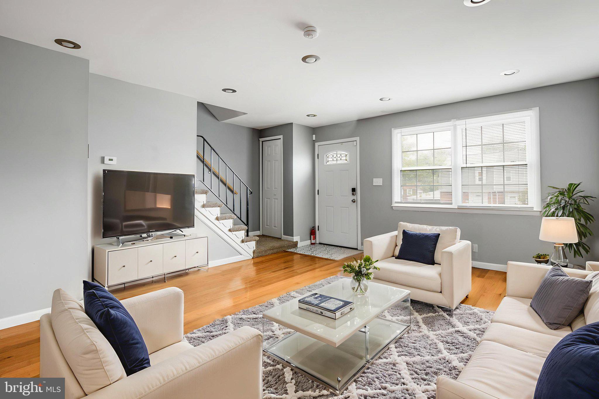 5655 Leiden Road Baltimore, MD 21206 - Photo 5 of 33 Living Room