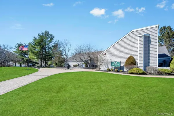 $390,000 | 13 Mallard Path, Coram, NY 11727