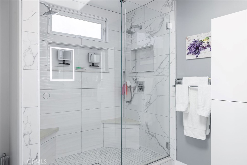 90 Rivo Alto Canal Long Beach, CA 90803 - Photo 27 of 52 a bathroom with a shower
