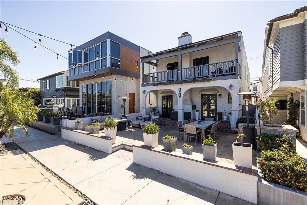 90 Rivo Alto Canal Long Beach, CA 90803 - Photo 5 of 52 a view of a building with sitting area