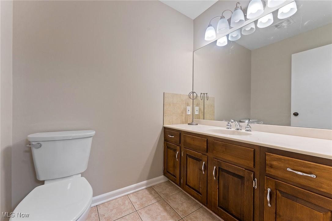 1175 East Calla Road, Unit C215 Youngstown, OH 44514 - Photo 36 of 44 Guest bath