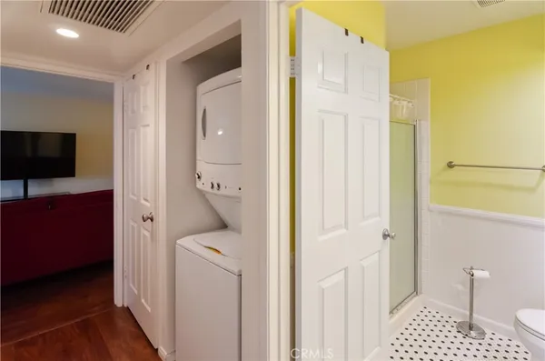 $489,000 | 8710 Independence Avenue, Unit 301, Canoga Park, CA 91304