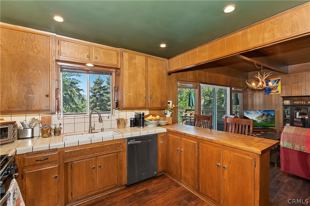 137 Grizzly Road Lake Arrowhead, CA 92352 - Photo 12 of 43 Kitchen