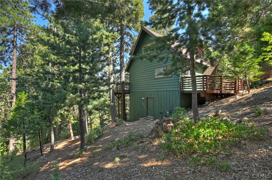 137 Grizzly Road Lake Arrowhead, CA 92352 - Photo 3 of 43 Side back exterior