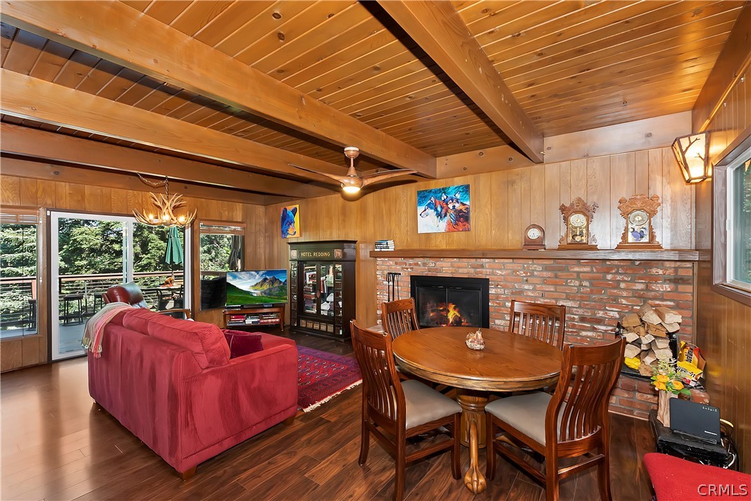 137 Grizzly Road Lake Arrowhead, CA 92352 - Photo 5 of 43 Living room