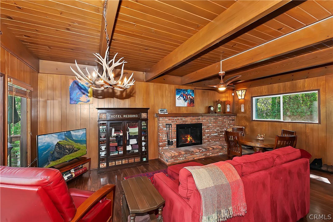 137 Grizzly Road Lake Arrowhead, CA 92352 - Photo 6 of 43 Living room