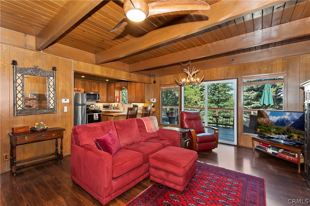 137 Grizzly Road Lake Arrowhead, CA 92352 - Photo 7 of 43 Living room