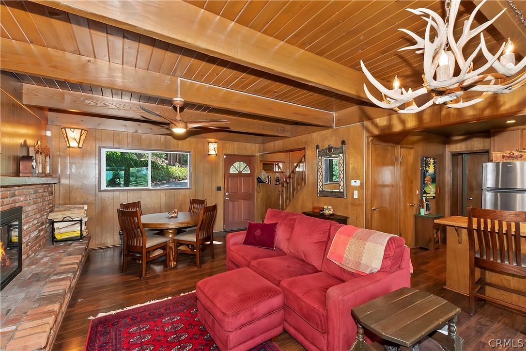 137 Grizzly Road Lake Arrowhead, CA 92352 - Photo 8 of 43 Living room
