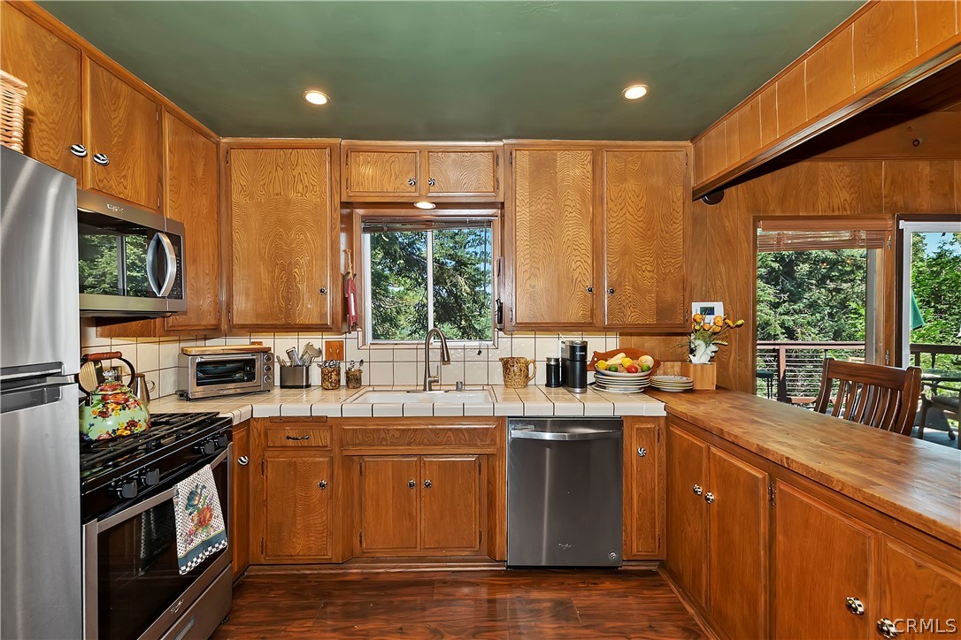 137 Grizzly Road Lake Arrowhead, CA 92352 - Photo 10 of 43 Kitchen