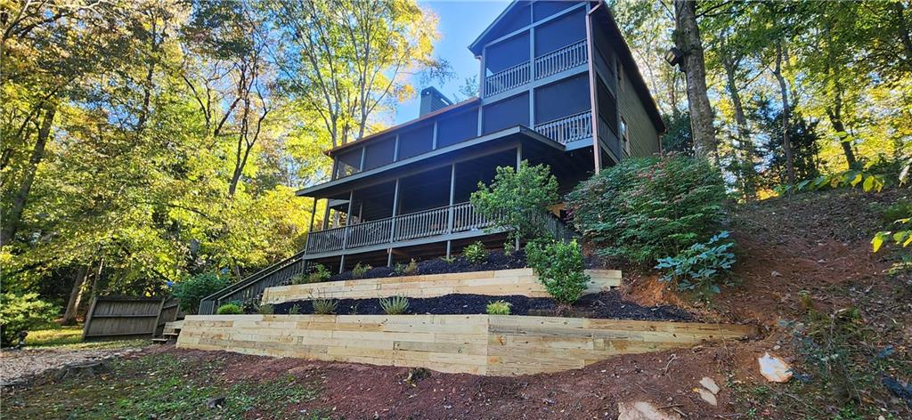 a view of a house with a yard