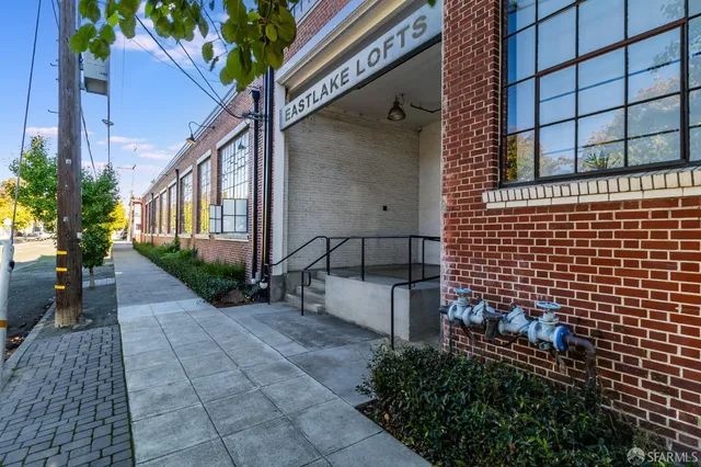 a view of a pathway along a building