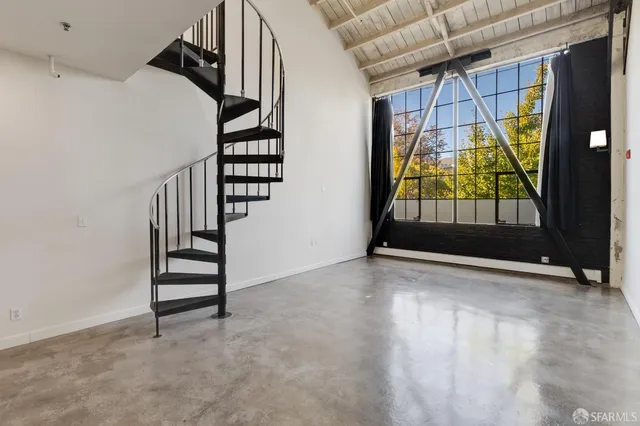 a view of entryway and kitchen