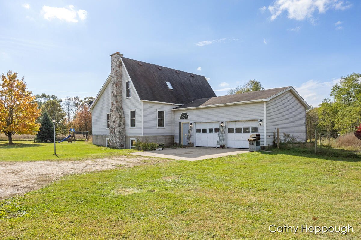 6121 Schaeffer Road Ionia, MI 48846 - Photo 3 of 37 IMG_1002