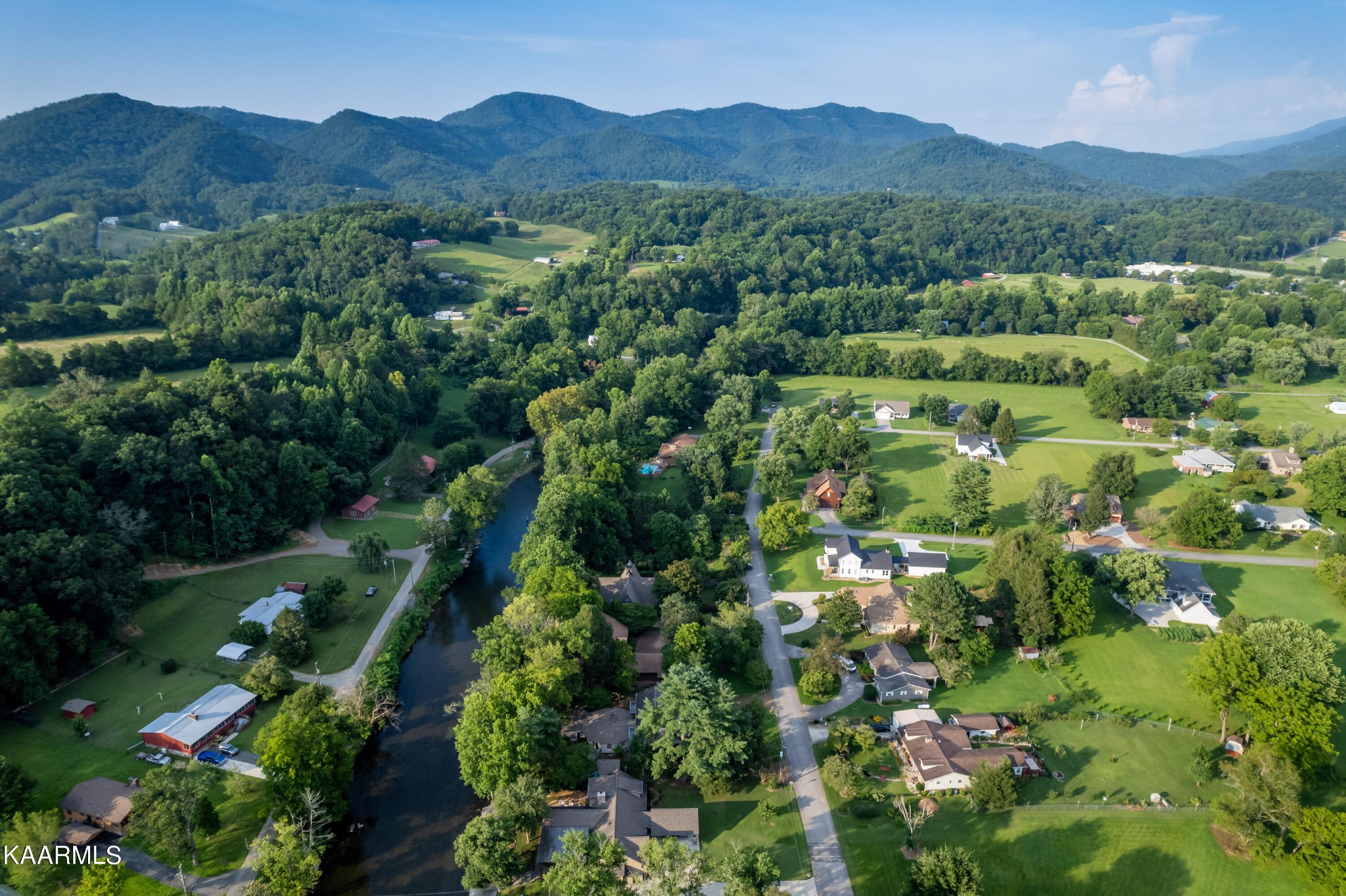 232 Riverview Road Townsend, TN 37882 - Photo 5 of 38