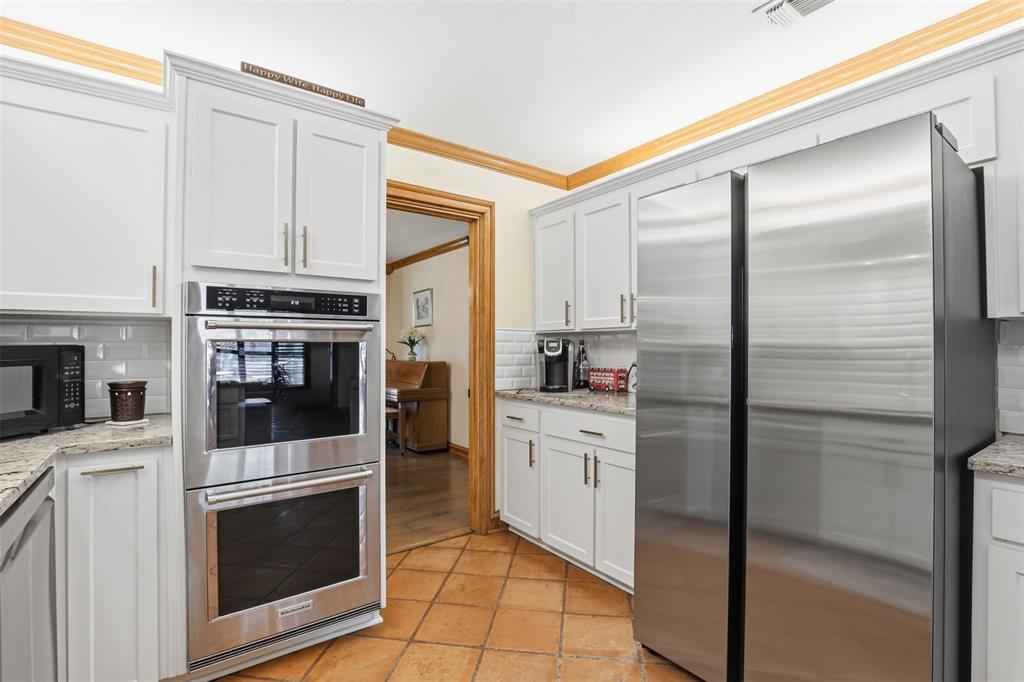 3000 Yucca Road Willow Park, TX 76087 - Photo 11 of 38 a kitchen with stainless steel appliances a refrigerator sink and cabinets
