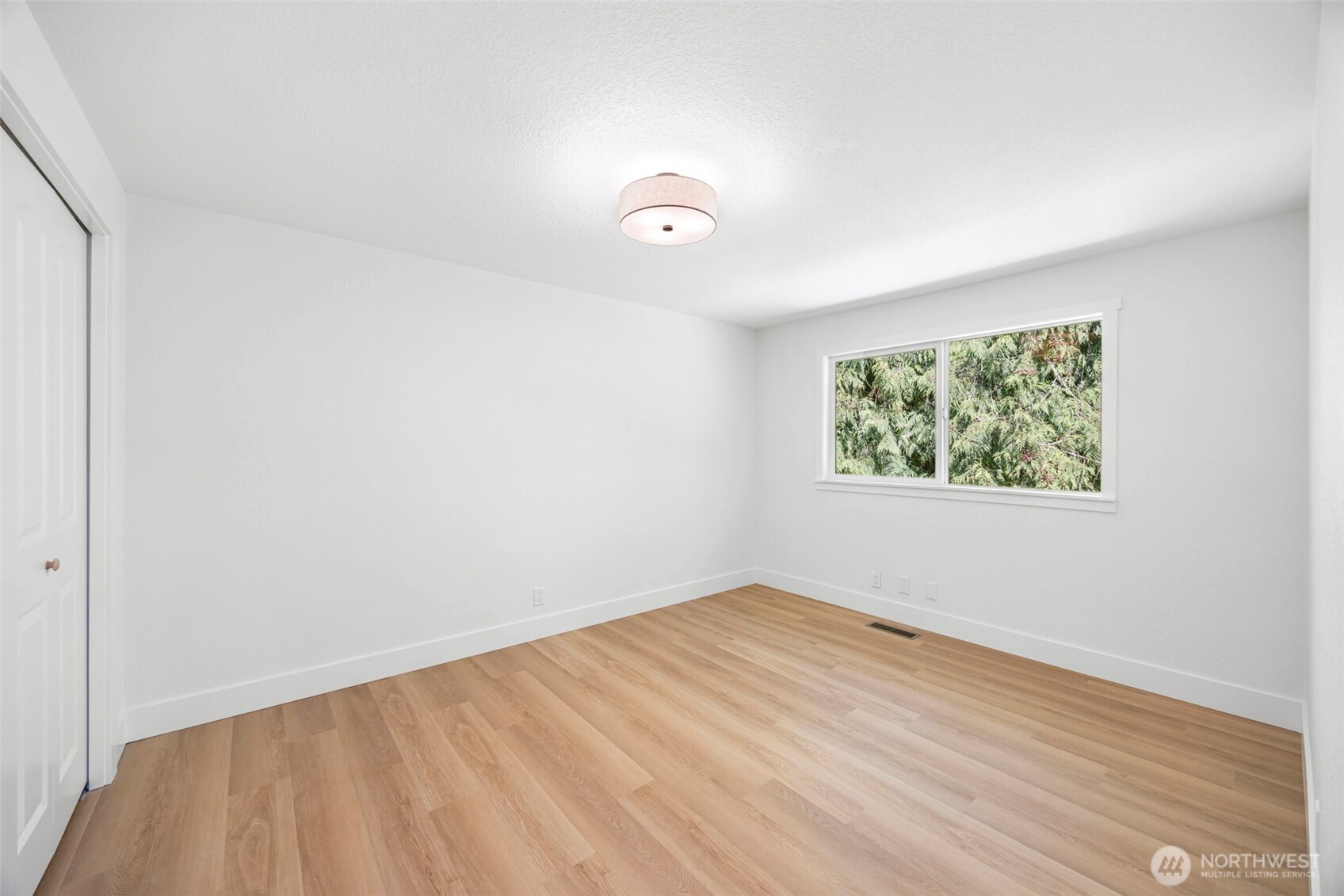121 West Winesap Road Bothell, WA 98012 - Photo 21 of 29 an empty room with a window