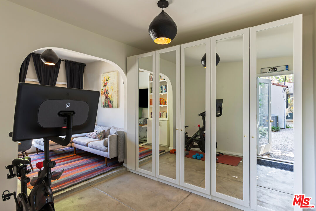 950 South Muirfield Road Los Angeles, CA 90019 - Photo 36 of 43