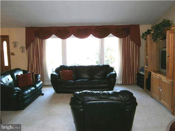 972 Irvin Road Huntingdon Valley, PA 19006 - Photo 3 of 25