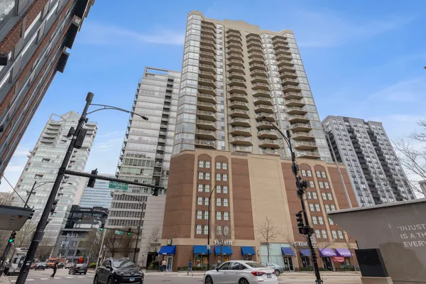 $524,999 | 645 North Kingsbury Street, Unit 2202, Chicago, IL 60654