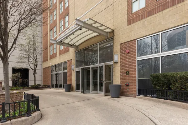 $524,999 | 645 North Kingsbury Street, Unit 2202, Chicago, IL 60654