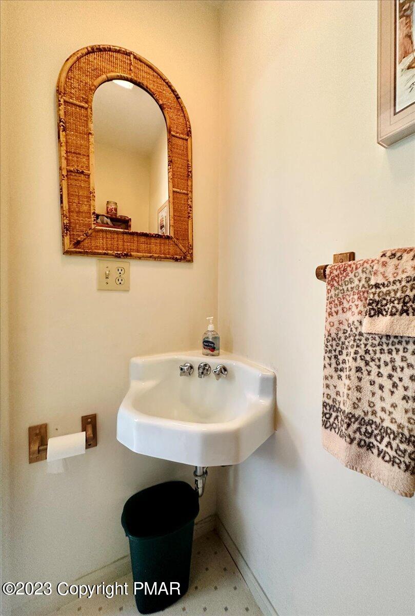 18 Middle Village Way Tannersville, PA 18372 - Photo 6 of 29 a bathroom with a sink and a mirror