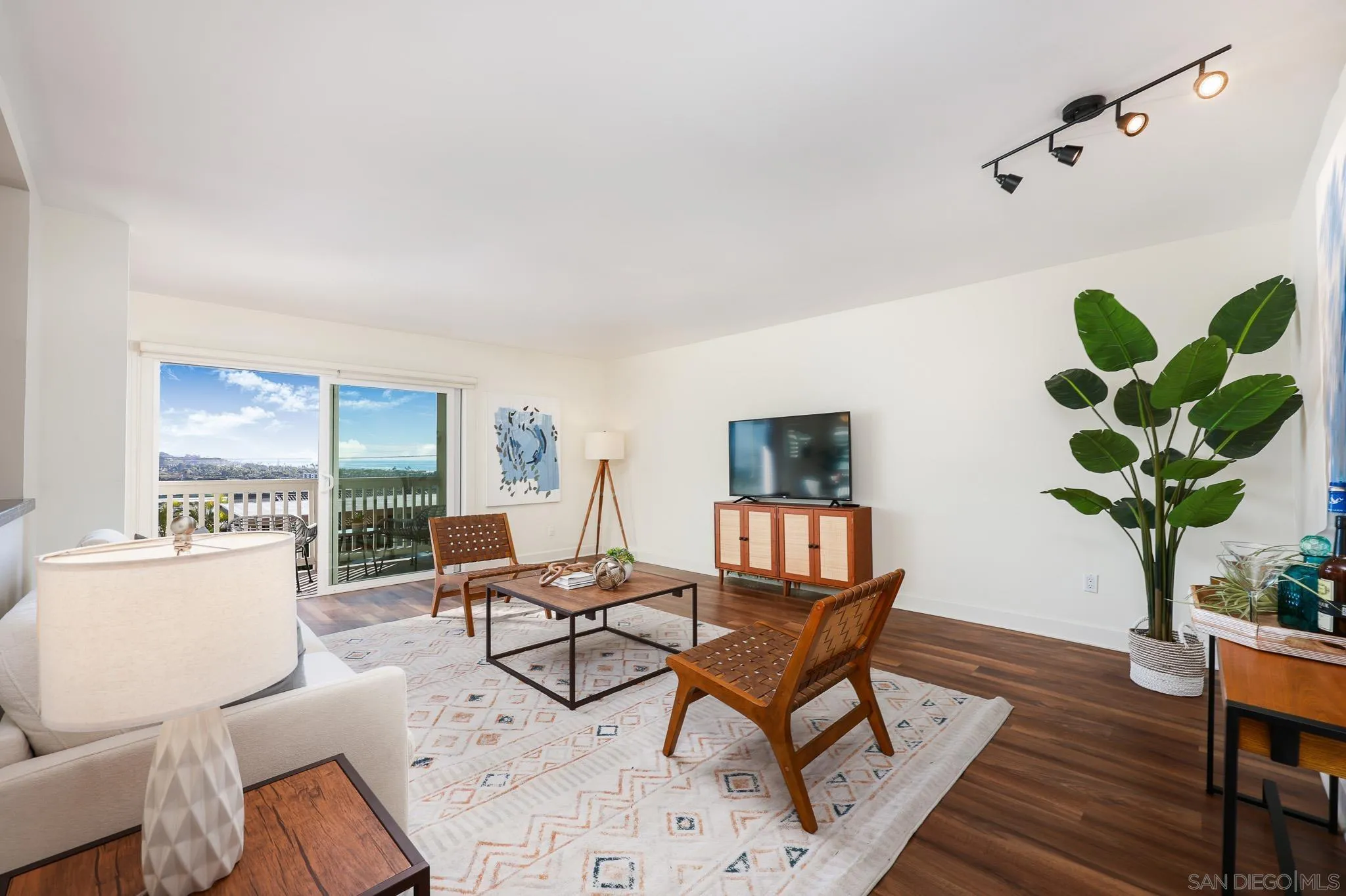 234 Turf View Drive Solana Beach, CA 92075 - Photo 8 of 29 a living room with furniture