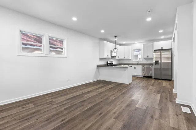 $3,000 | 867 Church Road, Aurora, IL 60505