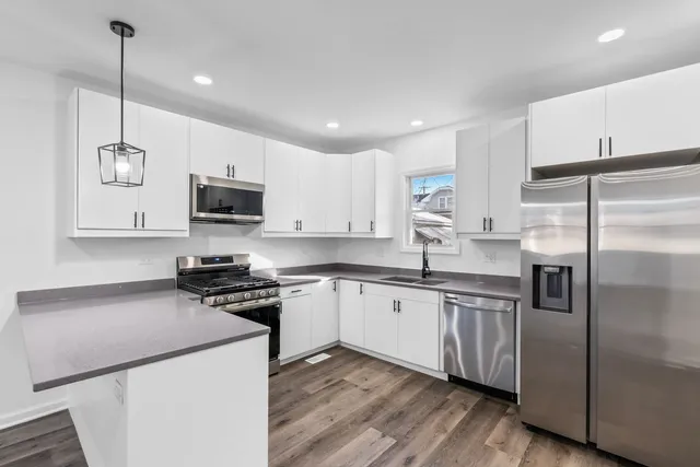 $3,000 | 867 Church Road, Aurora, IL 60505