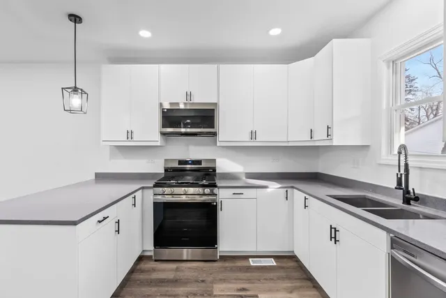 $3,000 | 867 Church Road, Aurora, IL 60505