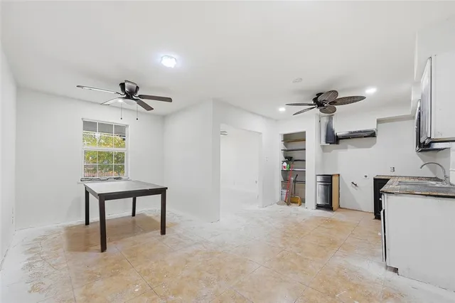 a view of a livingroom with furniture and a ceiling fan