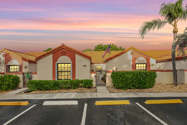 $325,000 | 114 Centennial Court, Unit 114, Deerfield Beach, FL 33442