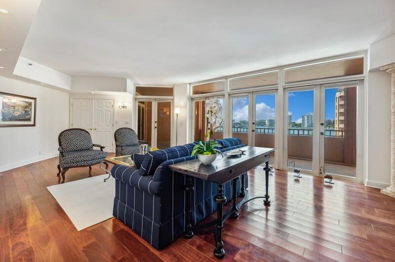 300 Southeast 5th Avenue, Unit 5040 Boca Raton, FL 33432 - Photo 3 of 36 Living area with 9ft ceiling
