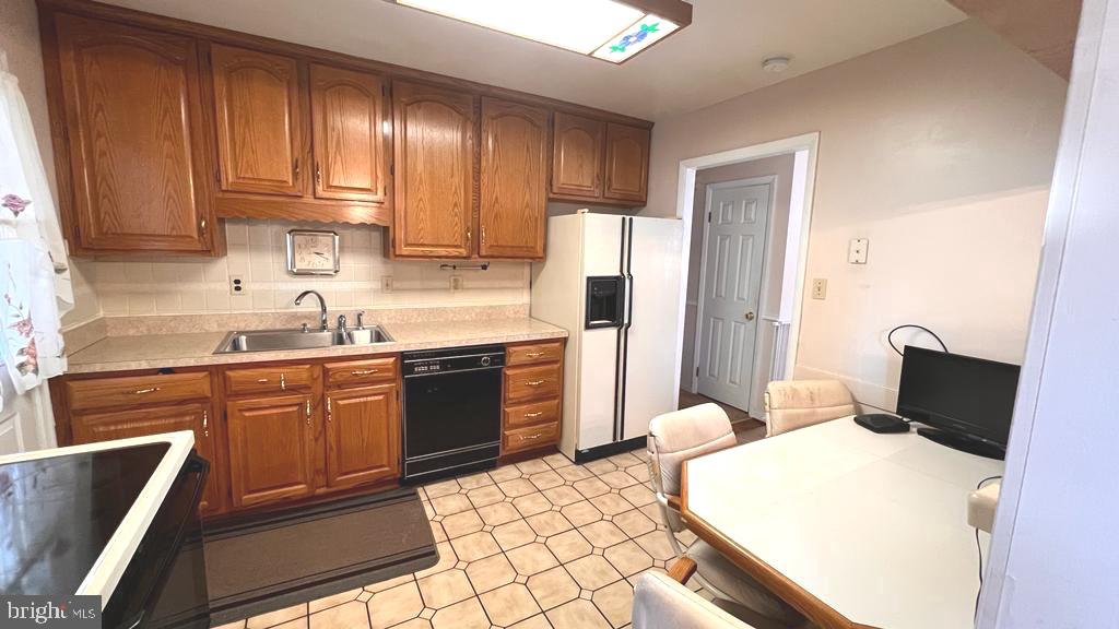 7605 Laurel Ridge Court Laurel, MD 20707 - Photo 13 of 34 kitchen