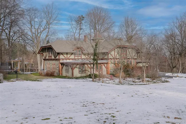 a view of a yard in front of house