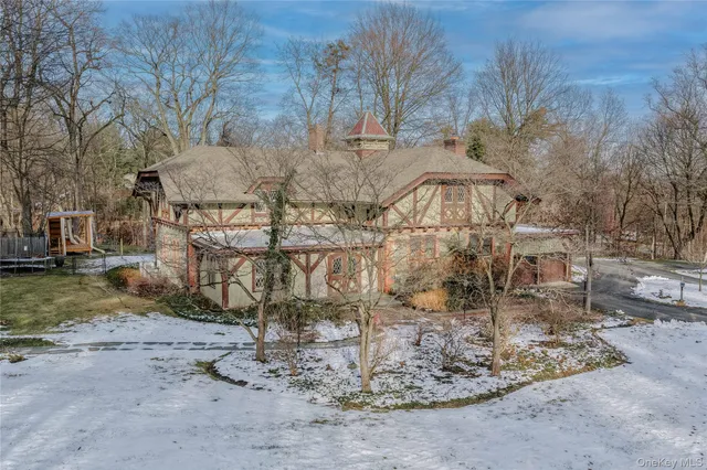 a view of a backyard of the house
