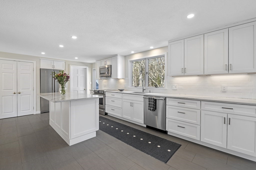 16 Loading Place Road Manchester, MA 01944 - Photo 5 of 29