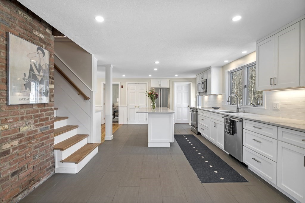 16 Loading Place Road Manchester, MA 01944 - Photo 7 of 29