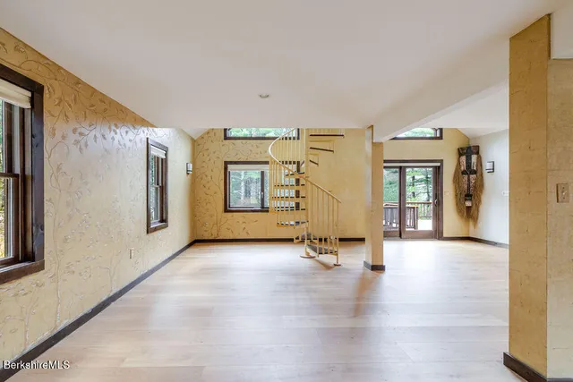 a en suite bathroom with a sink and a mirror