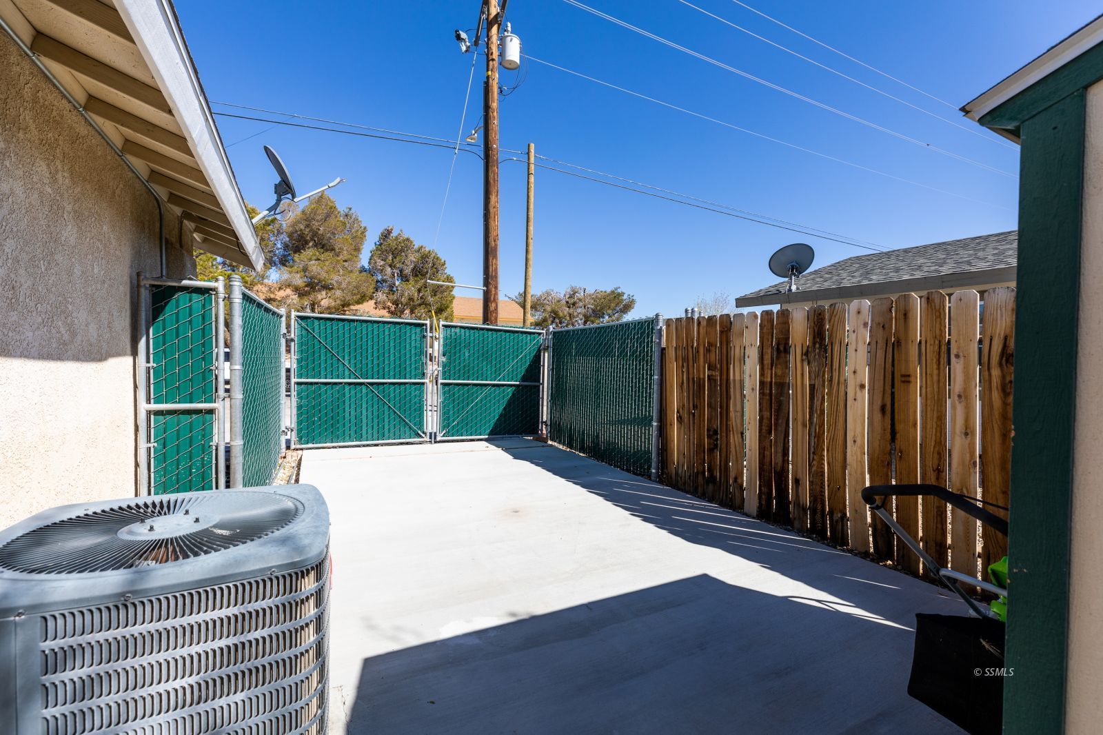 413 North Inyo Street Ridgecrest, CA 93555 - Photo 27 of 27 a backyard of a house