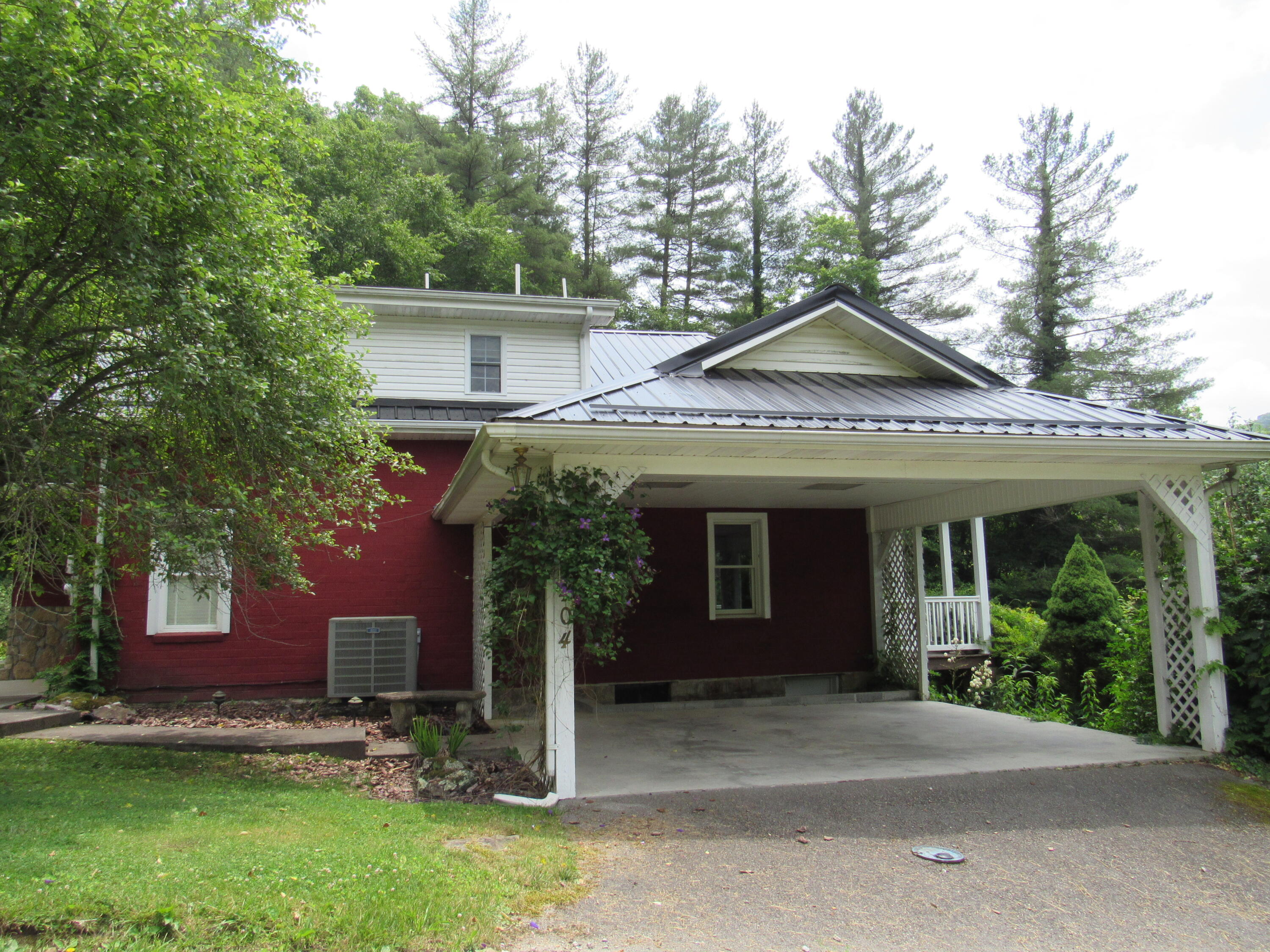 9404 Sock Road Pound, VA 24279 - Photo 4 of 58 IMG_4765