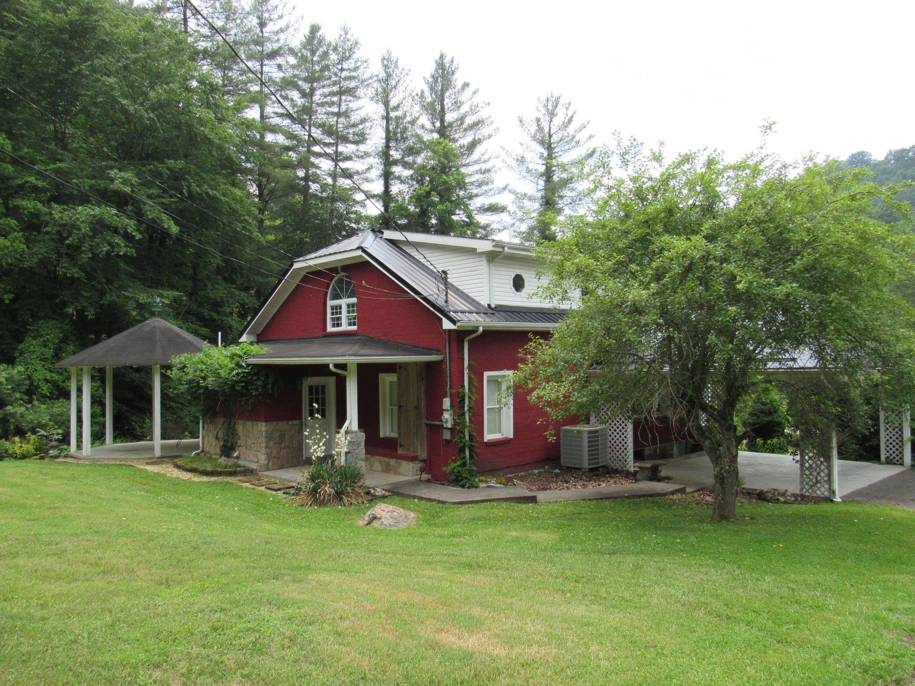 9404 Sock Road Pound, VA 24279 - Photo 5 of 58 IMG_4768