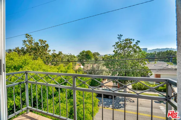 $1,399,000 | 10437 Moorpark Street, Toluca Lake, CA 91602