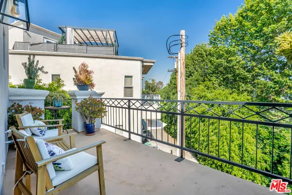 $1,399,000 | 10437 Moorpark Street, Toluca Lake, CA 91602